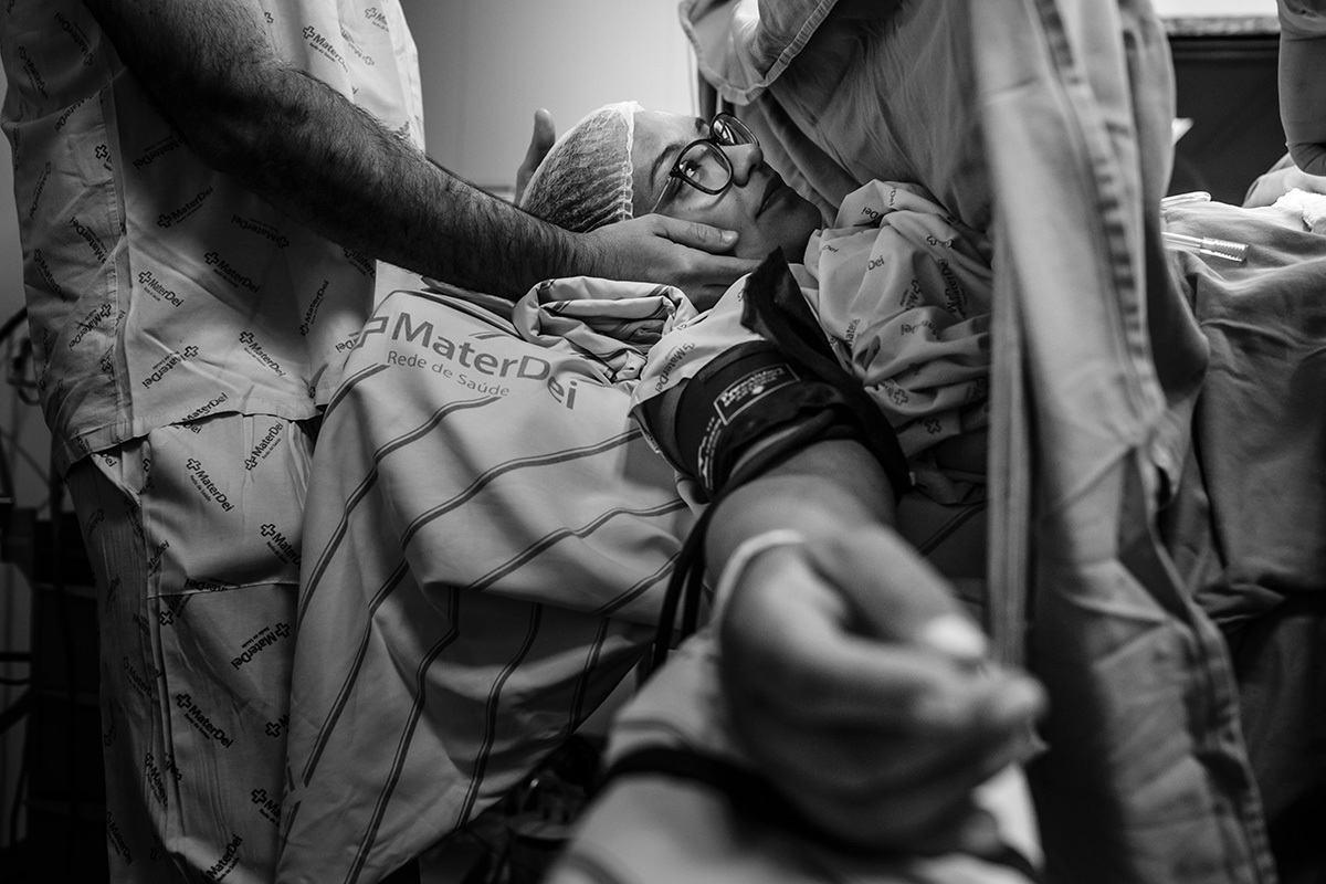 casal no bloco cirúrgico para realizar uma cesárea em foto de Adriana Costa