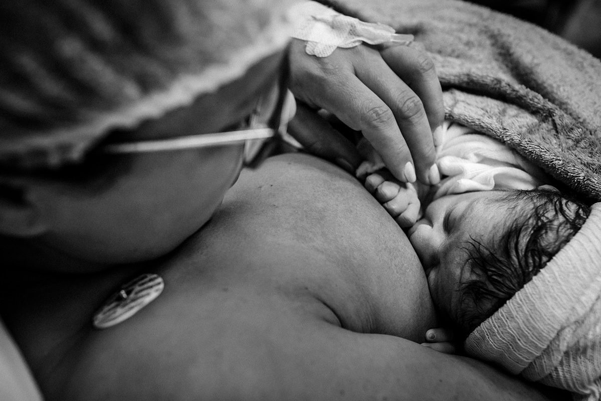 Foto de Adriana Costa da mãe amamentando logo após o nascimento