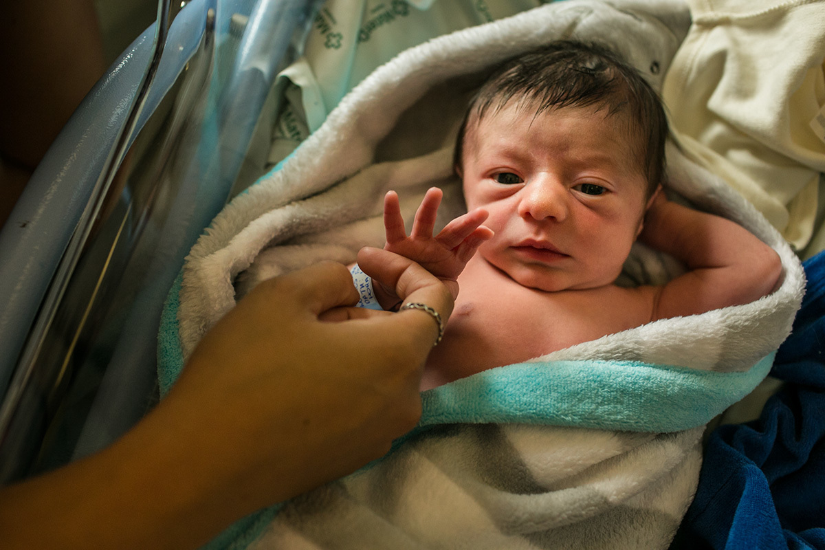 Adriana Costa documentou tia fazendo carinho no sobrinho em sua visita a maternidade Mater Dei