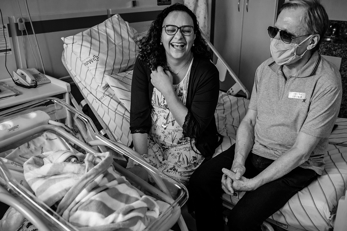 avô em sua primeira visita ao neto na maternidade