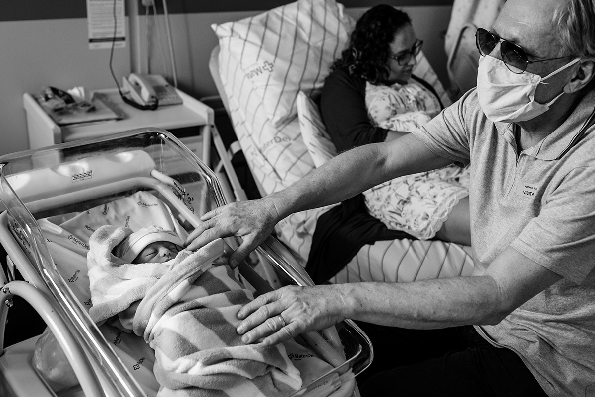 avô cego visitando o neto no dia seguinte ao nascer