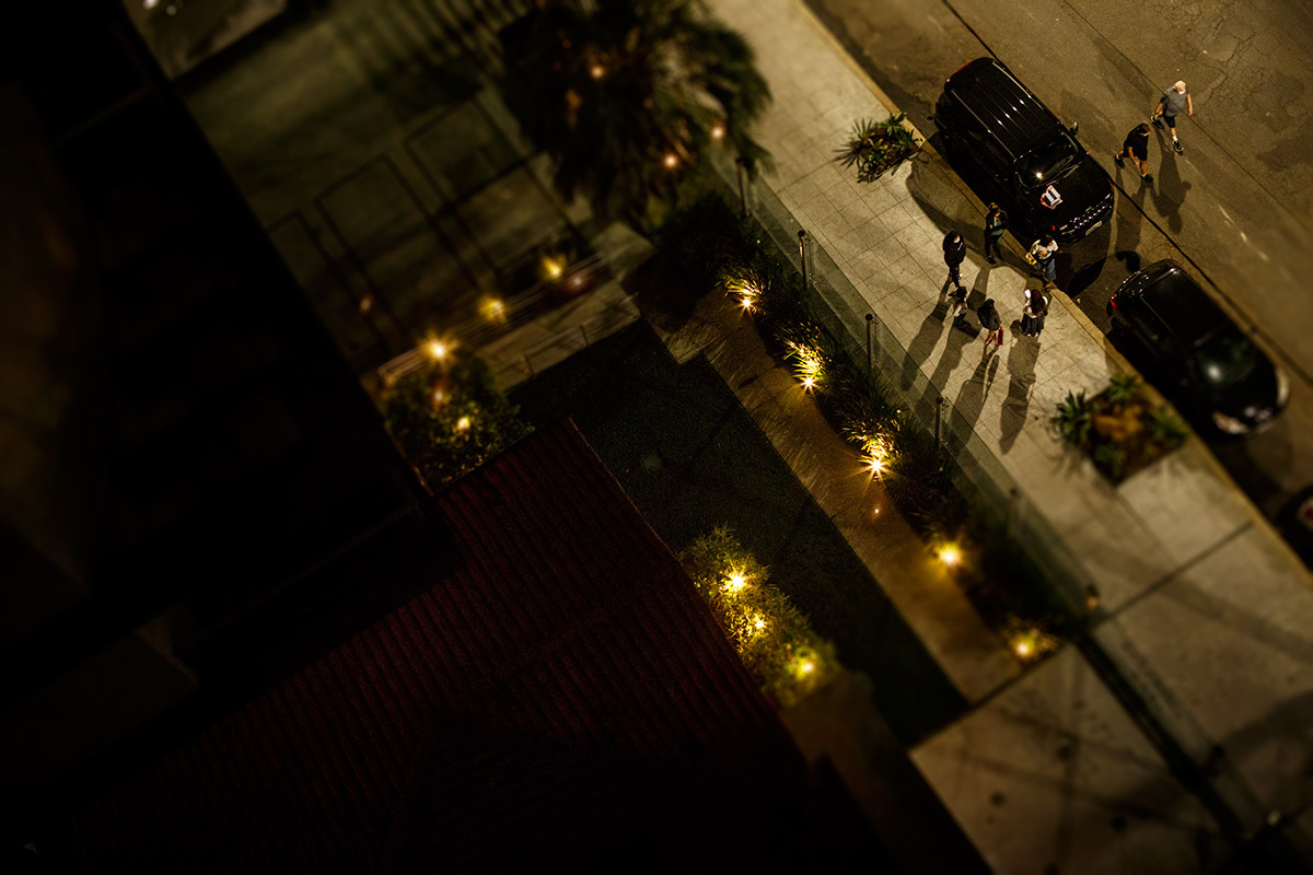 amigas trazendo presente surpresa para a aniversariante na quarentena