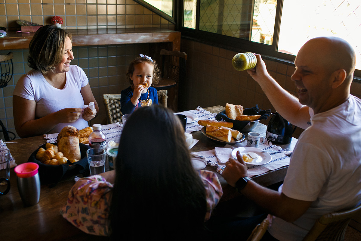 Adriana Costa acompanhou família à espera da terceira filha no café da manhã