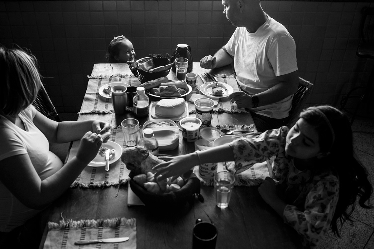Documental feito por Adriana Costa de uma família à espera da terceira filha durante o café da manhã