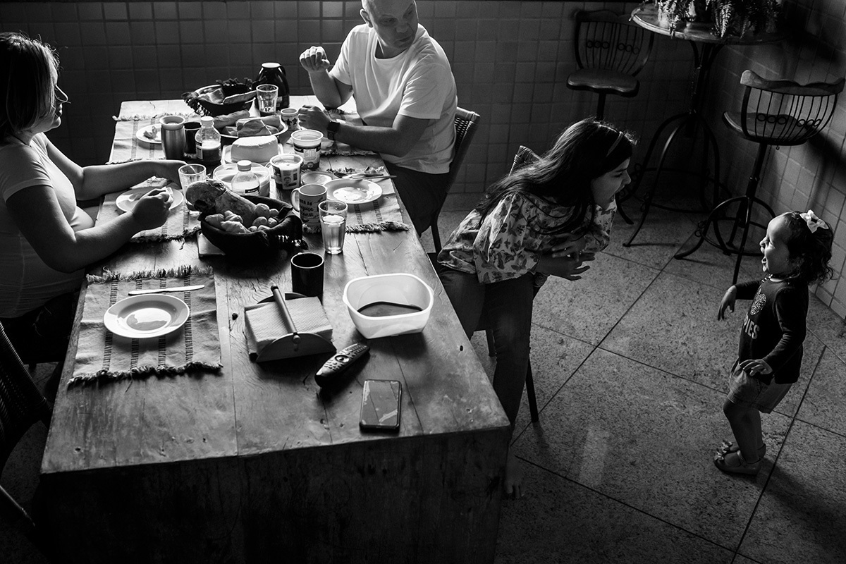 crianças brincando durante o café da manhã de uma família gravida