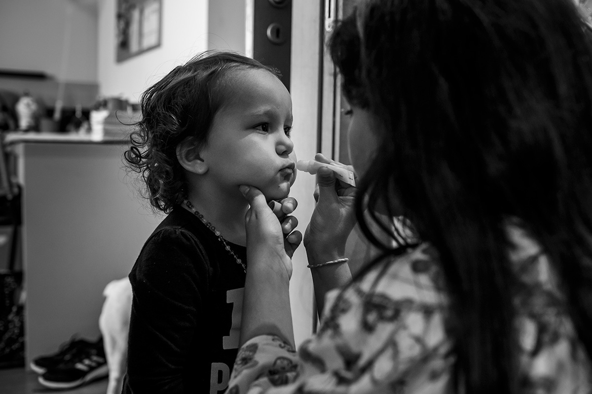 irmã mais velha passa batom na irmã mais nova