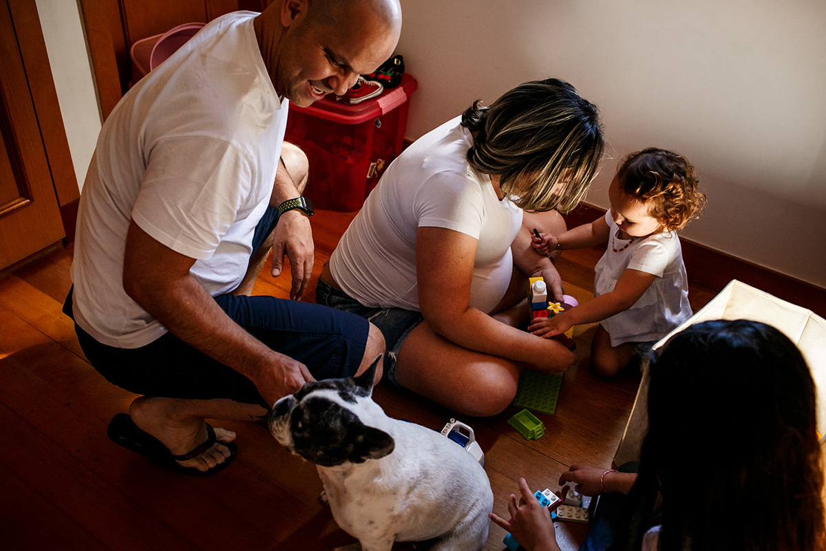 família gravida brincando jutos no quarto