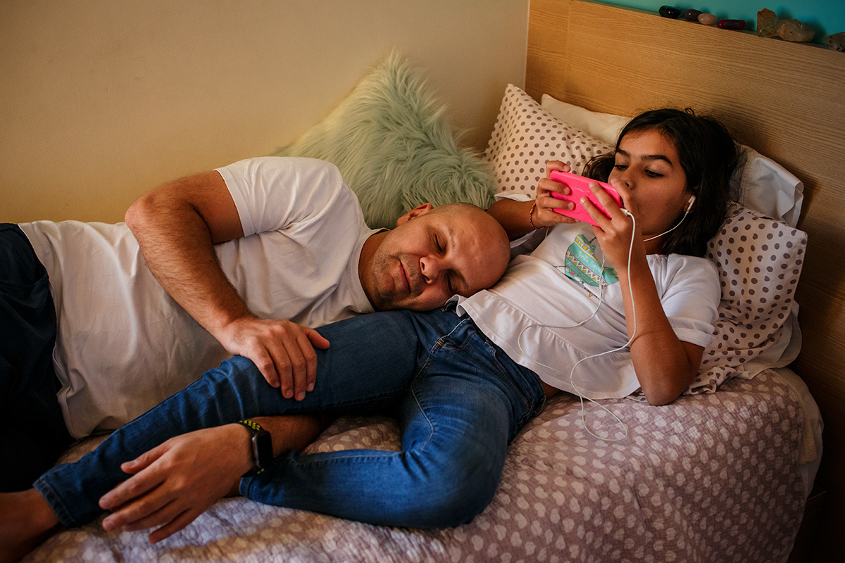 pai e filha descansando juntos em casa durante a pandemia