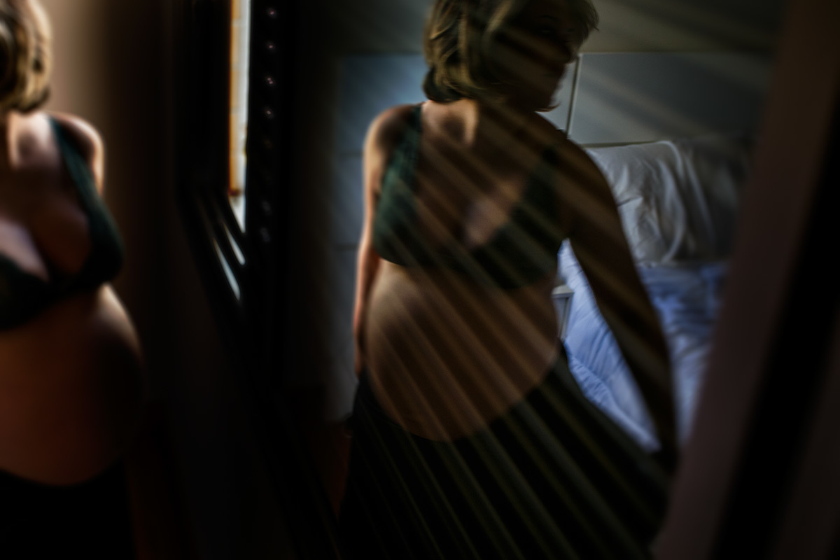 Retrato de gravida da terceira filha no seu quarto em casa