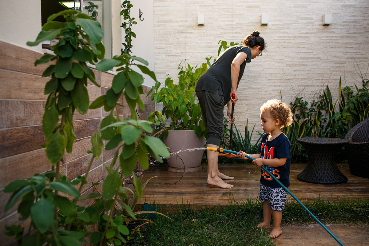 foto de Adriana Costa da mulher aguando jardim no dia em trabalho de parto