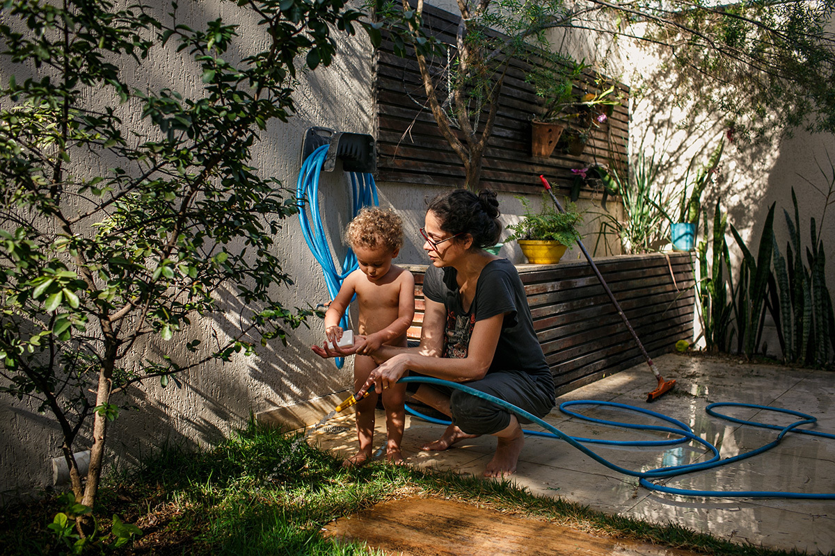 mãe e filho no jardim no dia do nascimento do segundo filho em foto de Adriana Costa