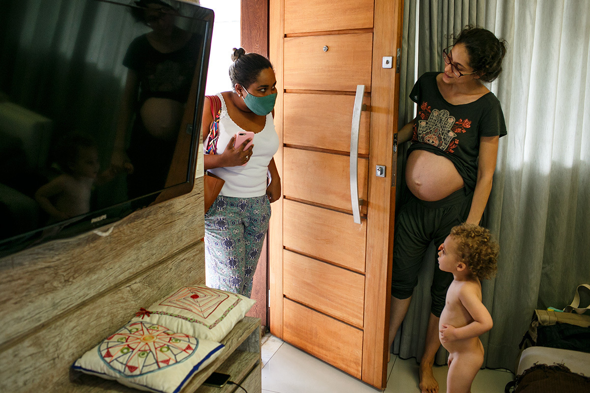 enfermeira obstétrica chegando para um parto domiciliar 