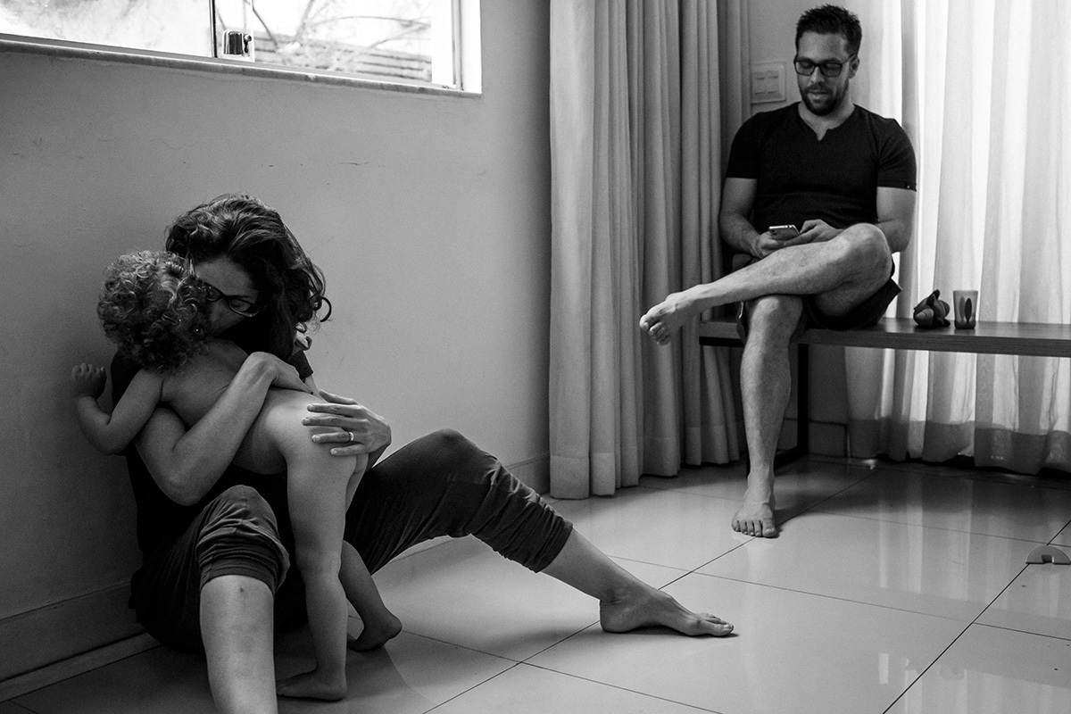 mãe abraça seu filho enquanto está em trabalho de parto do segundo filho