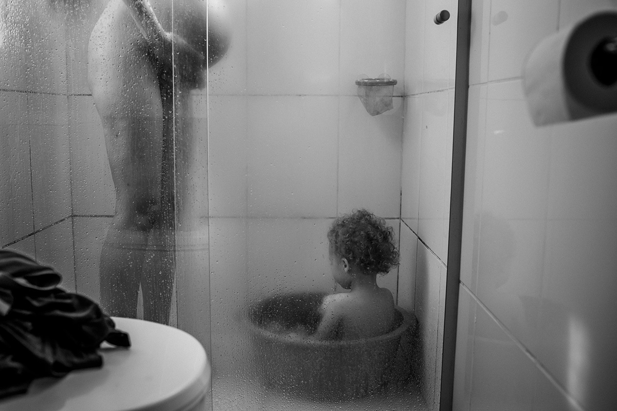 Adriana Costa documentou mãe e filho tomando banho no dia do parto do segundo filho