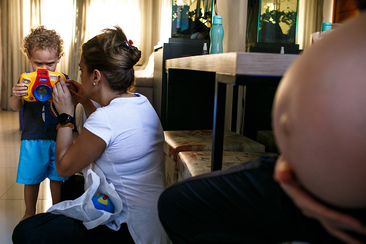 Adriana Costa registrou menino brincando de fotografar sua mãe durante o trabalho de parto do seu irmão