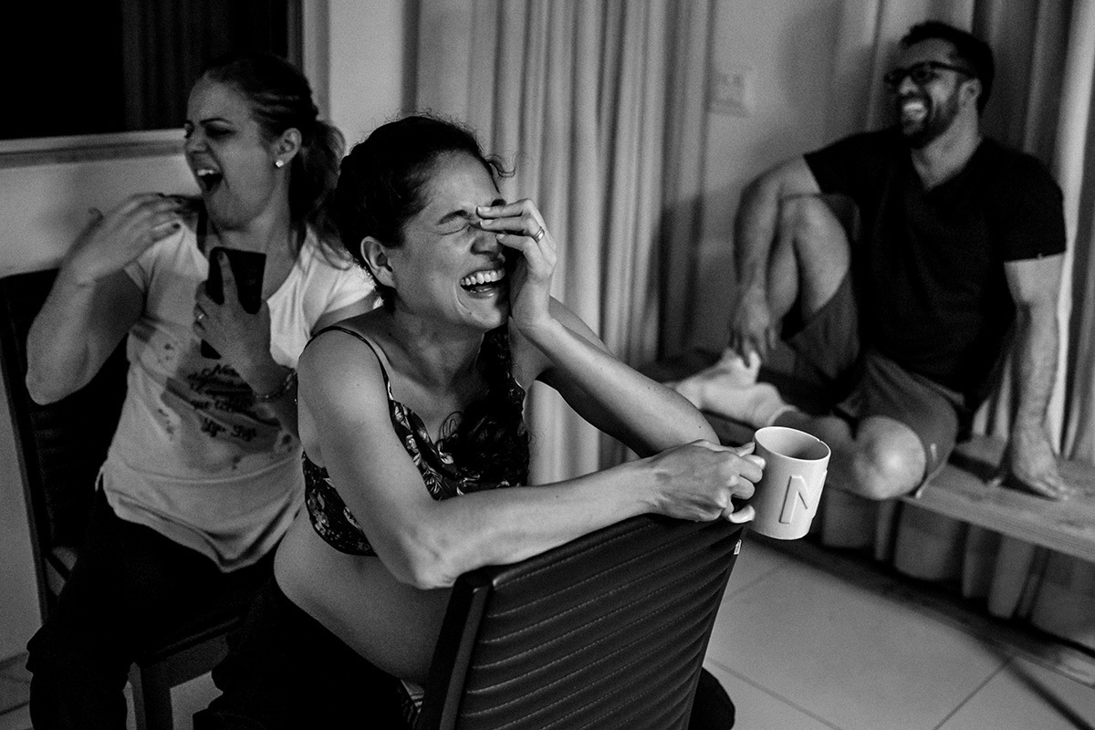 parturiente rindo e se divertindo durante seu trabalho de parto