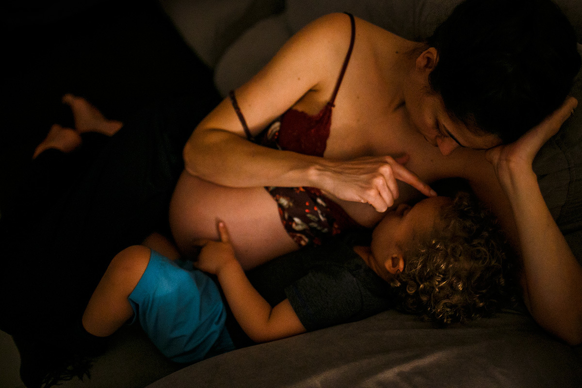 Adriana Costa fotografou mulher em trabalho de parto amamentando seu outro filho