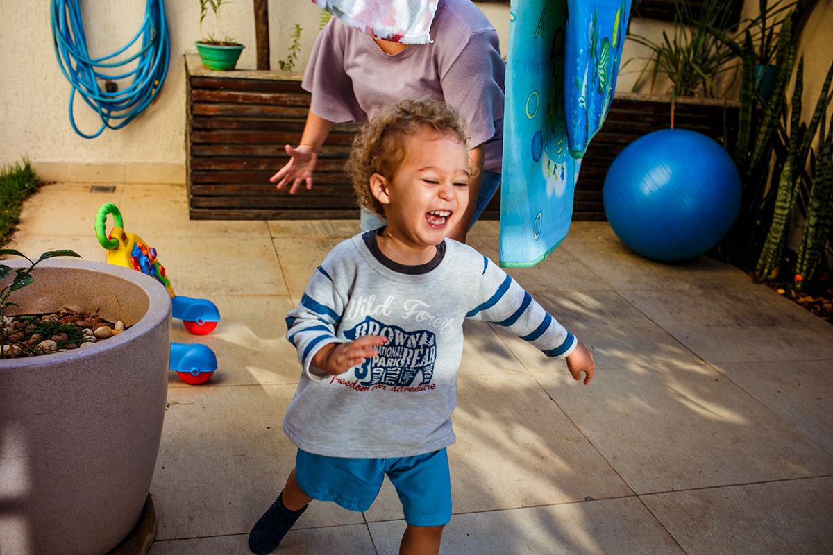 criança brinca no jardim no dia do nascimento do seu irmão