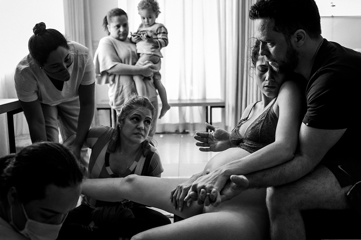Foto de Adriana costa do casal sendo assistido pela equipe do Sofia Feldman na hora do nascimento do segundo filho
