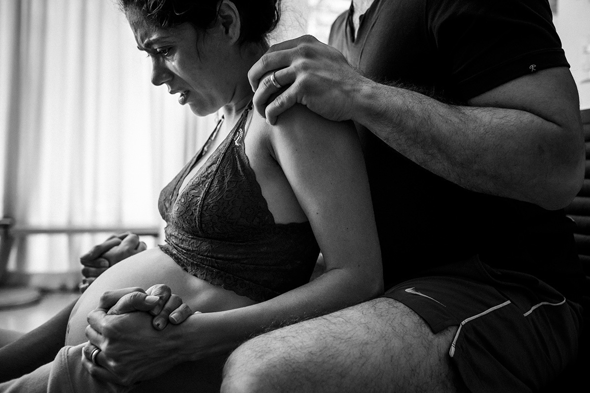 casal emocionado no momento do expulsivo do nascimento do segundo filho