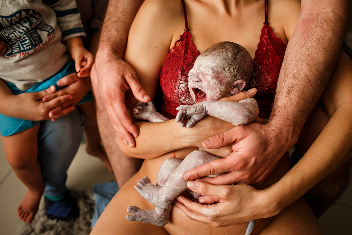 bebê que acaba de nascer em casa