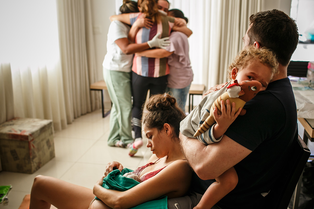 equipe do Sofia Feldman comemoram o bem sucedido parto domiciliar  que proporcionaram a família