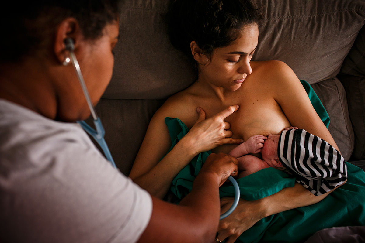 Bebê que acabou de nascer em um parto domiciliar recebendo seus primeiros cuidados