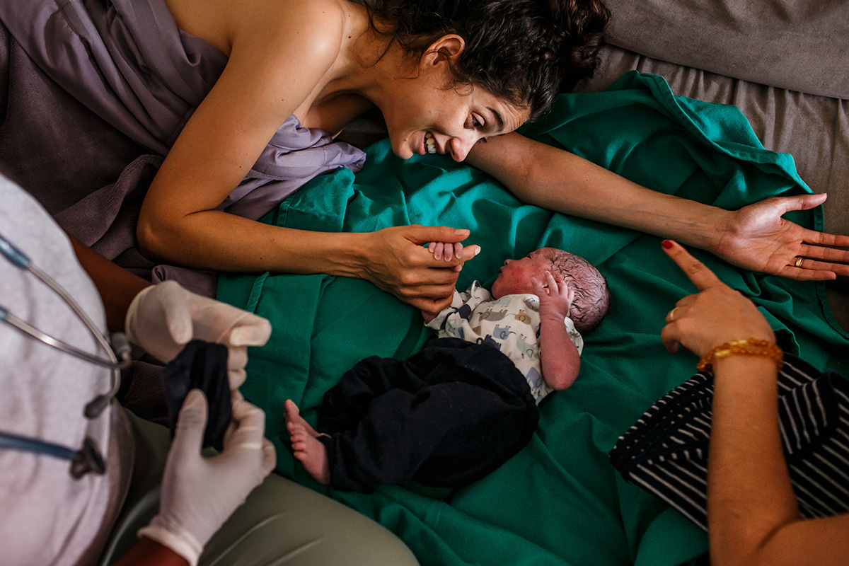 bebê vestindo sua primeira rupa após o nascimento