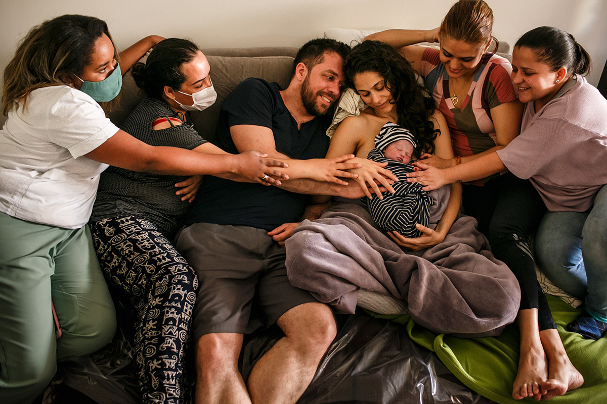 família e equipe do Sofia Feldman abençoando o bebê que acabou de nascer