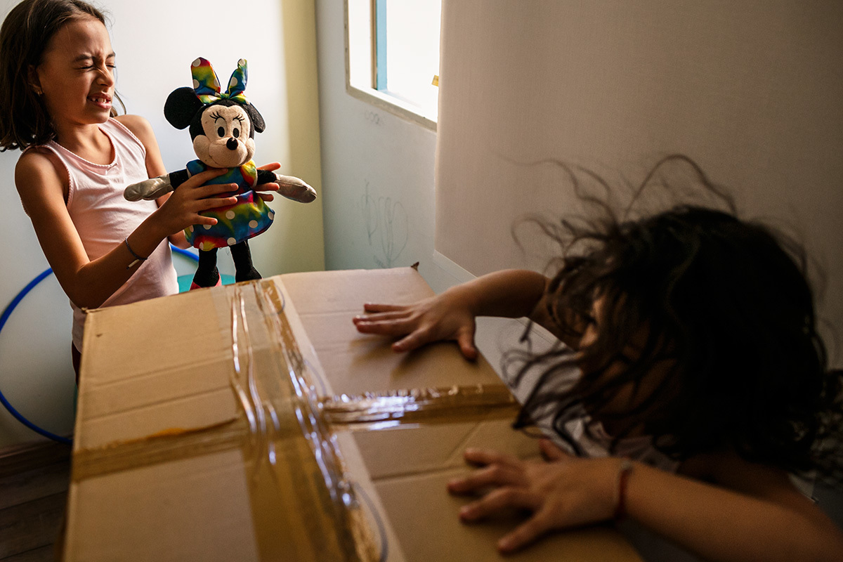 Adriana Costa documentou irmãs brincando em meio as caixas de mudança