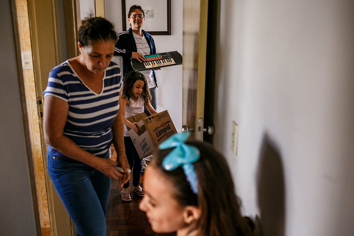 Adriana Costa documentou família pegando os últimos objetos para mudar de casa