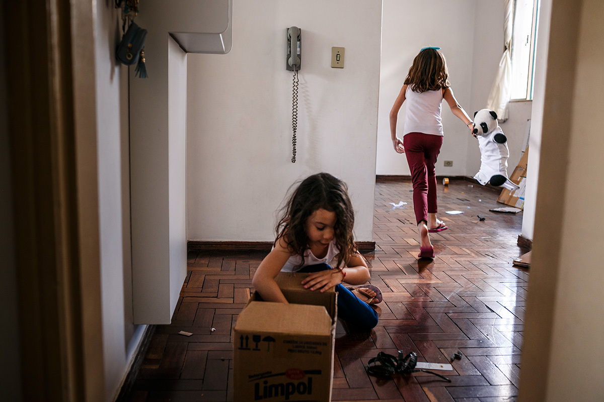 crianças brincando na casa fazia após os objetos terem sidos levado para outra casa