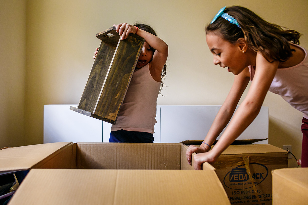 Adriana Costa registrou crianças retirando os objetos das caixas da mudança