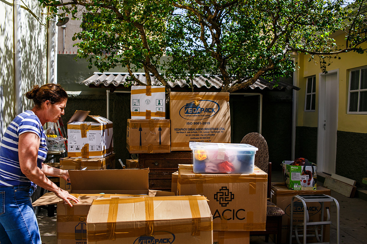 avó ajudando a desembalar as caixas da mudança
