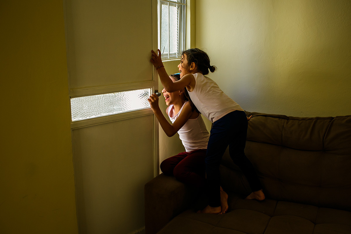 crianças se divertindo na sua nova casa no dia da mudança
