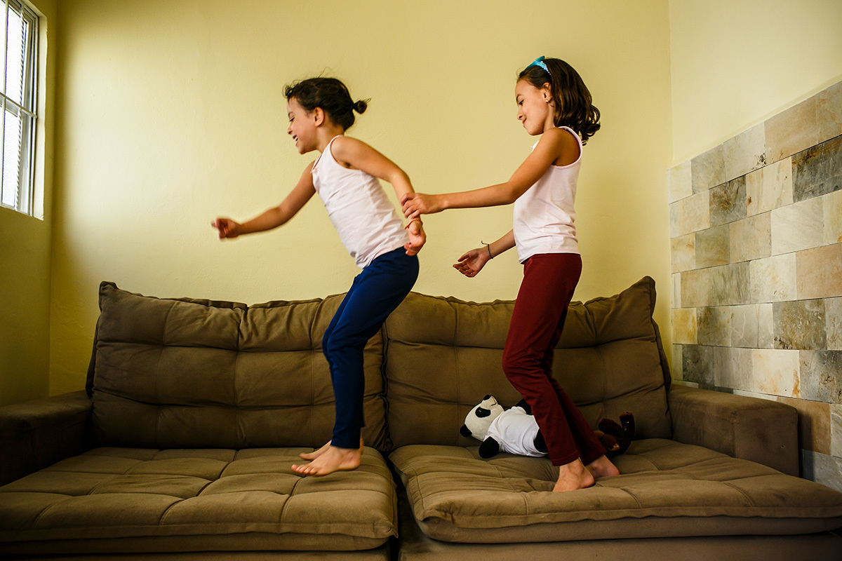 Adriana costa documentou as crianças pulando alegres no sofá no dia em que mudaram de casa