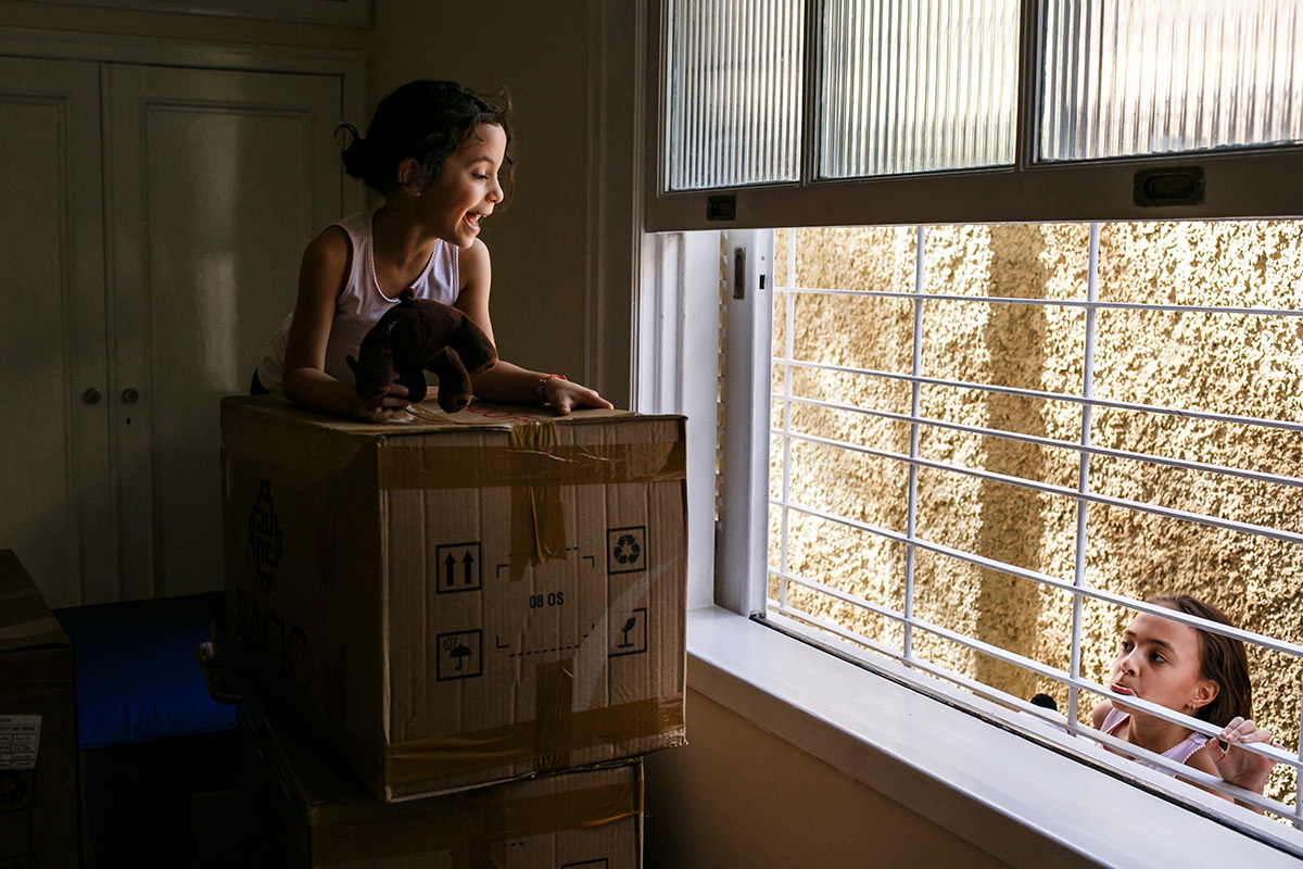 crianças no dia da sua mudança de casa