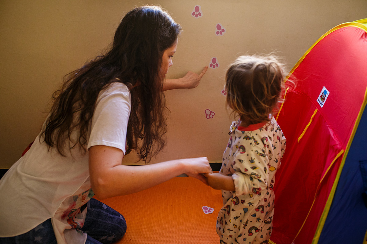 mãe mostrando pegadinhas à filha que a levarão até o seu presente de aniversário