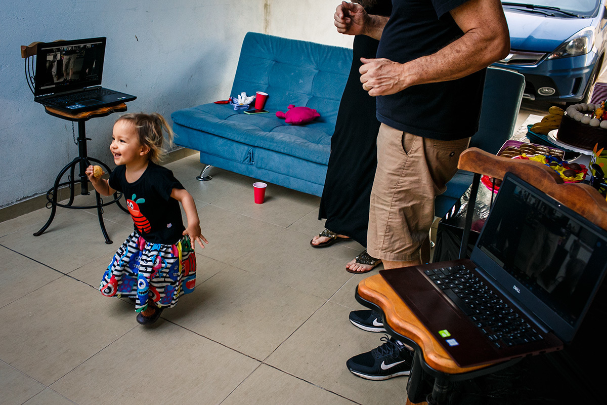 Adriana Costa documentou criança dançando feliz em seu aniversário em casa realizado durante a pandemia
