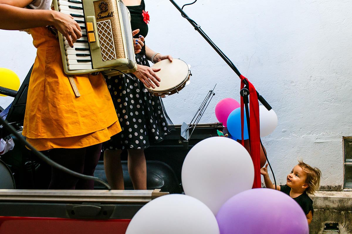 criança se diverte com os palhaços que animam sua festa de aniversário realizada durante a pandemia