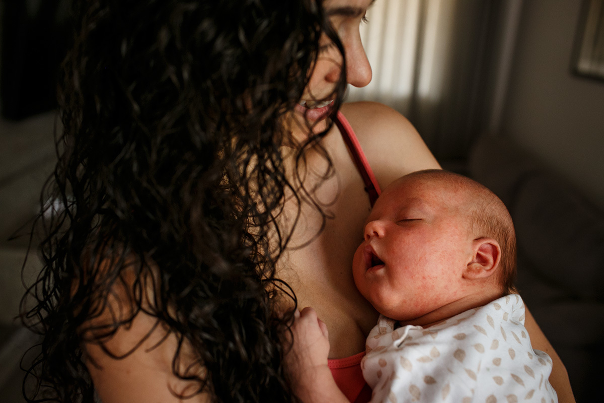 mãe e seu bebê recém-nascido