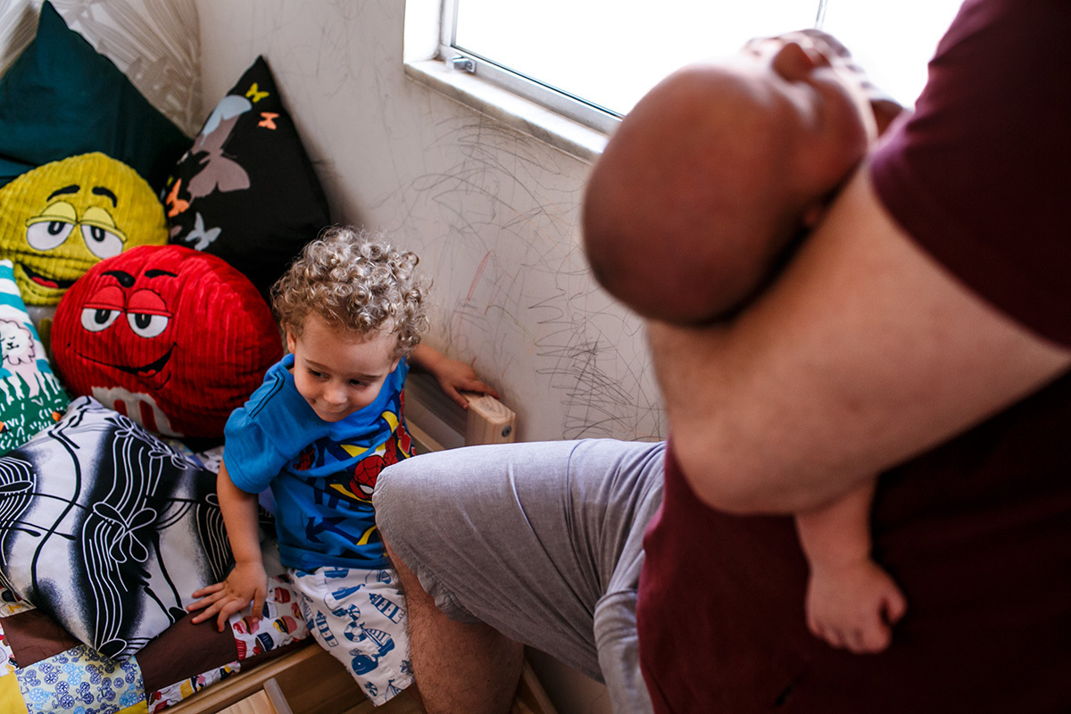 pai cuidando de seus dois filhos pequenos