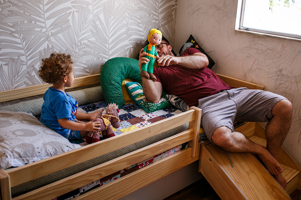 pai brincando com seu filho mais velho