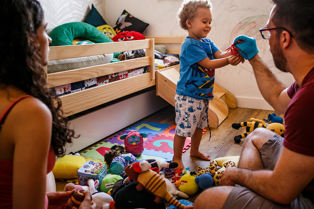 pais brincando com o filho primogênito