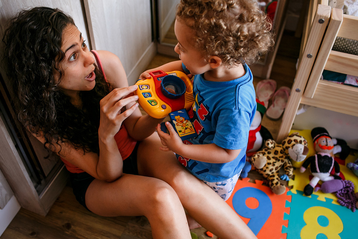 mãe brincando com seu primogênito