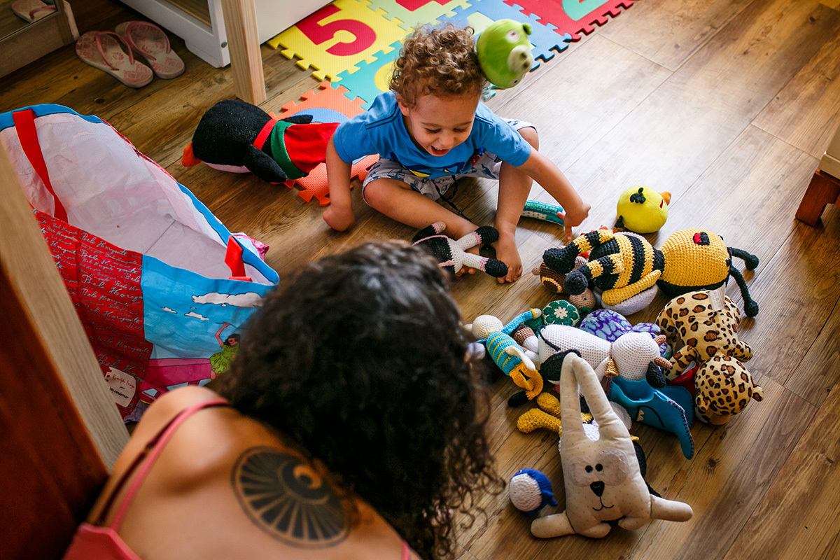 mãe e filho se divertindo