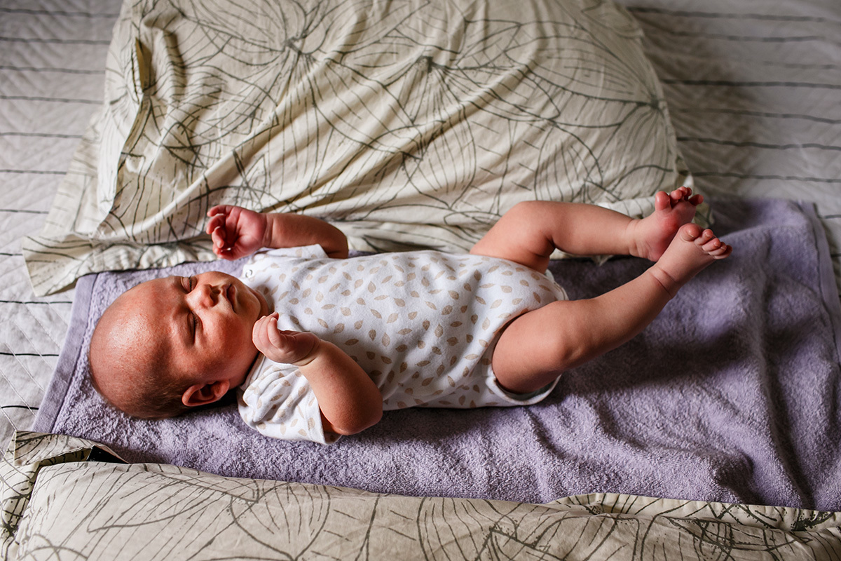 bebê recém-nascido acordando
