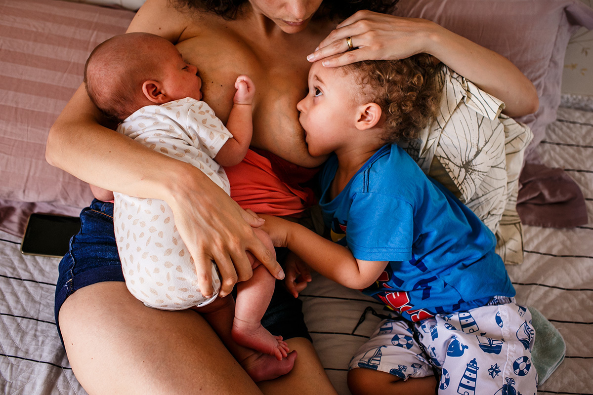 mãe realizado amamentação em tandem em foto de Adriana Costa