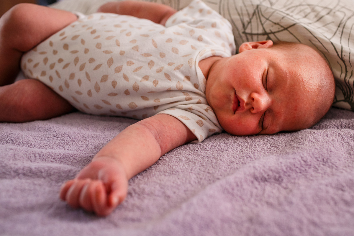 bebê recém-nascido dormindo