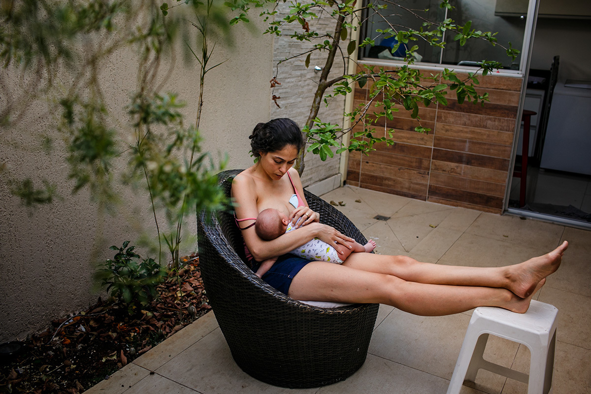 Adriana Costa documentou mãe amamentando seu bebê recém-nascido debaixo da árvore de seu quintal